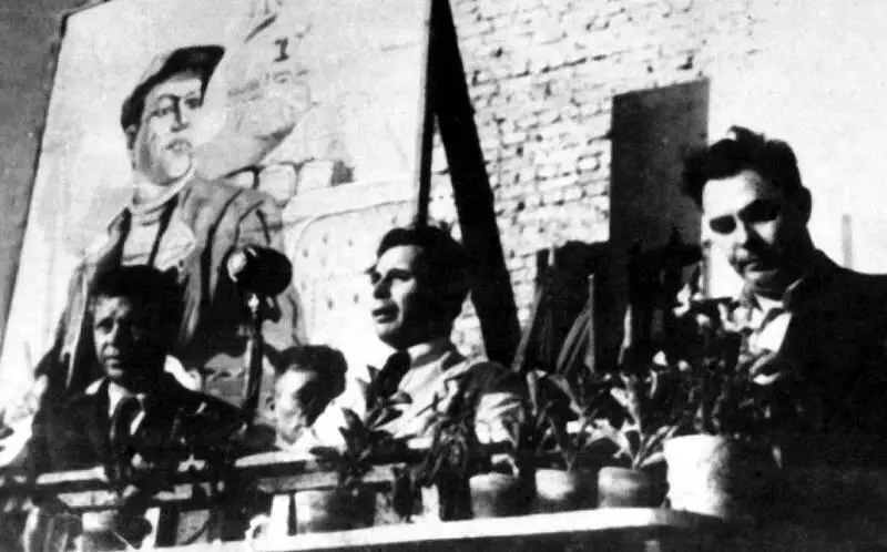 Справа налево ЛИБрежнев следит за выступлением НП Моисеенко на митинге по - фото 37