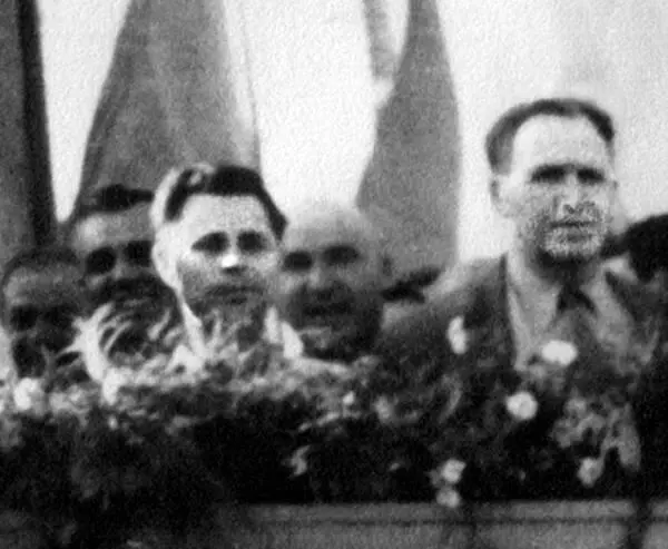Справа налево в первом ряду Академик Бардин ИП Моисеенко и др Пуск завода - фото 41