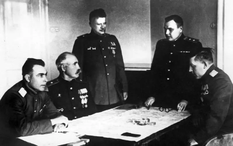 Крайний слева Брежнев ЛИ и командование 18й армии Словакия 1945 г - фото 43