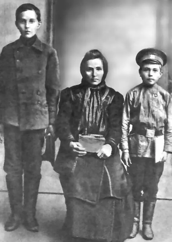 НОстровский справа с матерью и братом Дмитрием 1914 г Николай Островский - фото 6