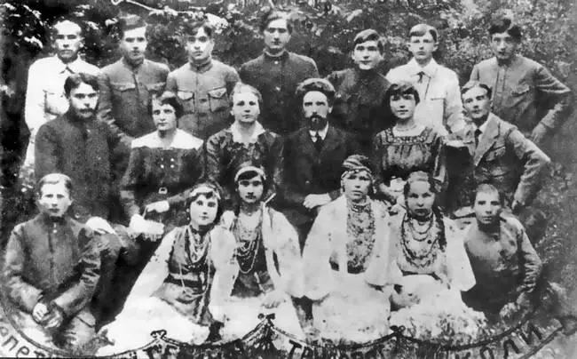 Николай Островский учащийся Шепетовской трудовой школы в верхнем ряду второй - фото 7