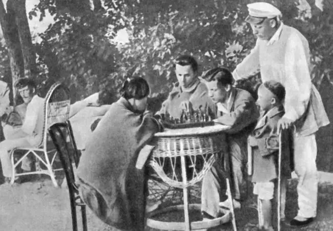 Николай Островский в санатории Майнаки Крым в центре за столом 1926 г - фото 18