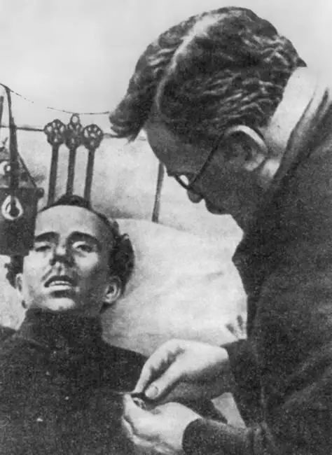 ГИПетровский вручает Николаю Островскому орден Ленина 1935 г Мать жена - фото 23