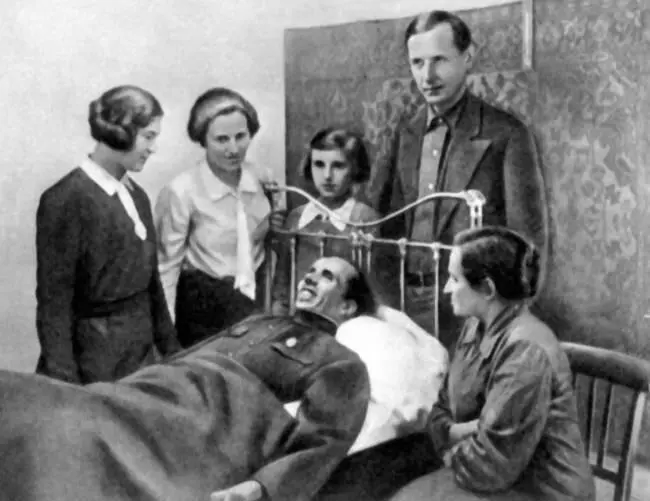 Мать жена сестра племянница и брат Николая Островского в день вручения ему - фото 24
