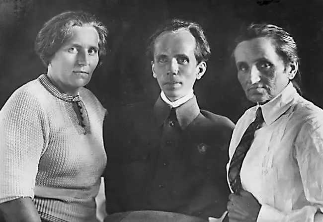 Николай Островский с матерью и сестрой 1936 г Николай Островский диктует - фото 27