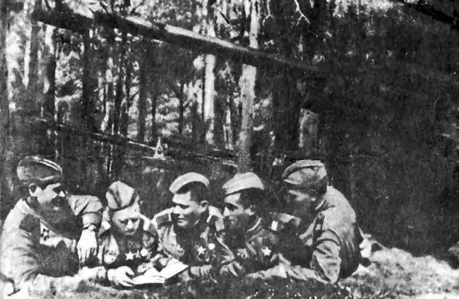 Артиллеристы читают книгу Как закалялась сталь Боевой экипаж танка Николай - фото 33