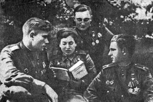 Группа Героев Советского Союза читают книгу Как закалялась сталь Мать - фото 35