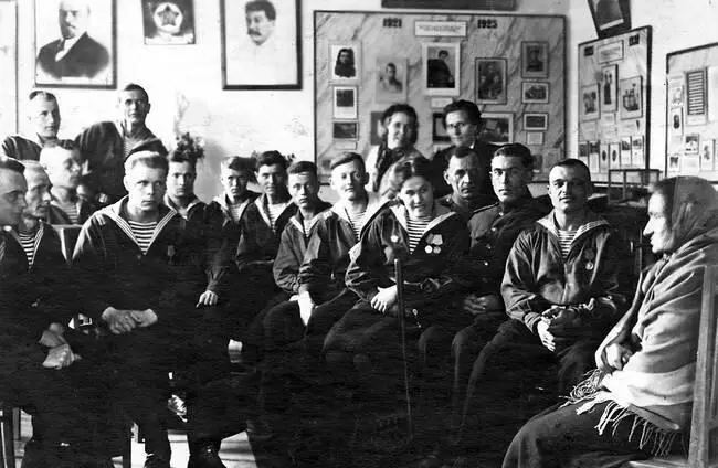 Мать НОстровского беседует в морякамичерноморцами 1944 г ВСЁ ДЛЯ ФРОНТА - фото 36