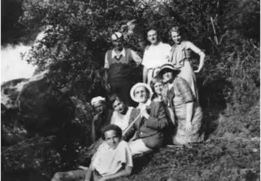 Капбретон Нач 1930х Ивистион И С и О А Шмелевы Стоят Ирина Серова и - фото 13