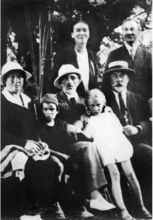 Капбретон Шмелевы Деникины и Юлия Кутырина стоит 1927 Она предпочитала - фото 3