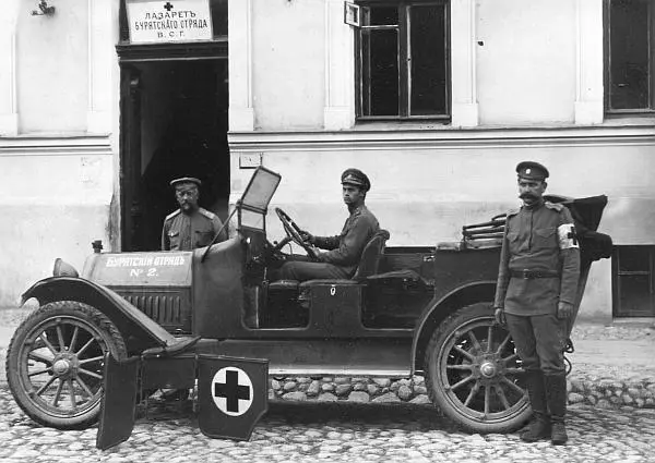 У здания лазарета Бурятского отряда 1915 г Но вот Олита Много евреев - фото 18