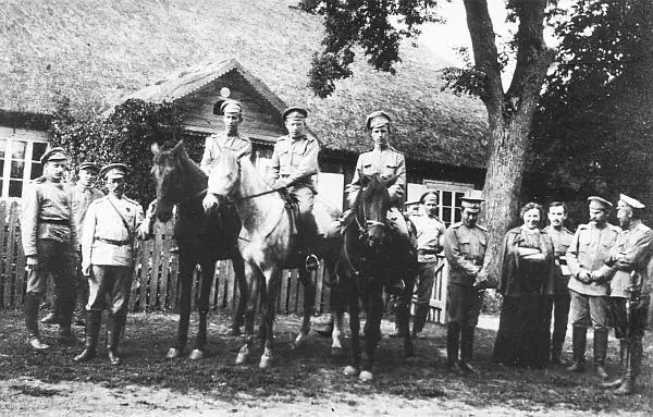 Сережа Сабашников всадник справа 1915 г Вот тронулись Совсем темно - фото 21