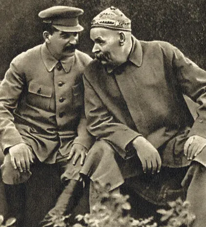 И В Сталин и писатель М Горький В мае 1919 г Сталин прибыл в Петроград с - фото 48