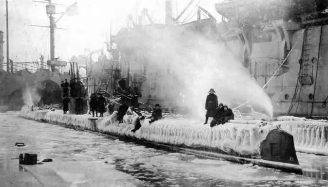 В Гельсингфорсе в 1917 г вверху в Кронштадте после Ледового перехода в - фото 136