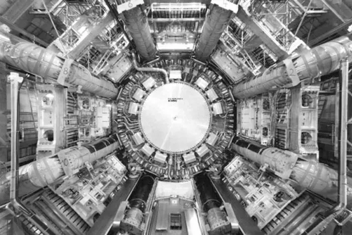 Рис 24 Детектор ATLAS использует тороидальное в форме пончика магнитное - фото 29
