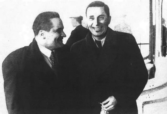 М Зощенко и Ю Олеша май 1939 В Б Шкловский и В Г КордиШкловская - фото 54