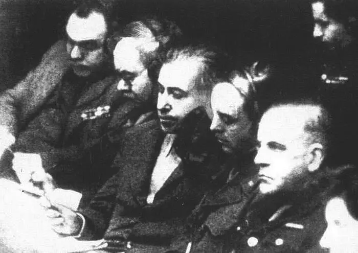 В ложе прессы зала заседания Нюрнбергского трибунала 1946 Вс Вишневский - фото 57