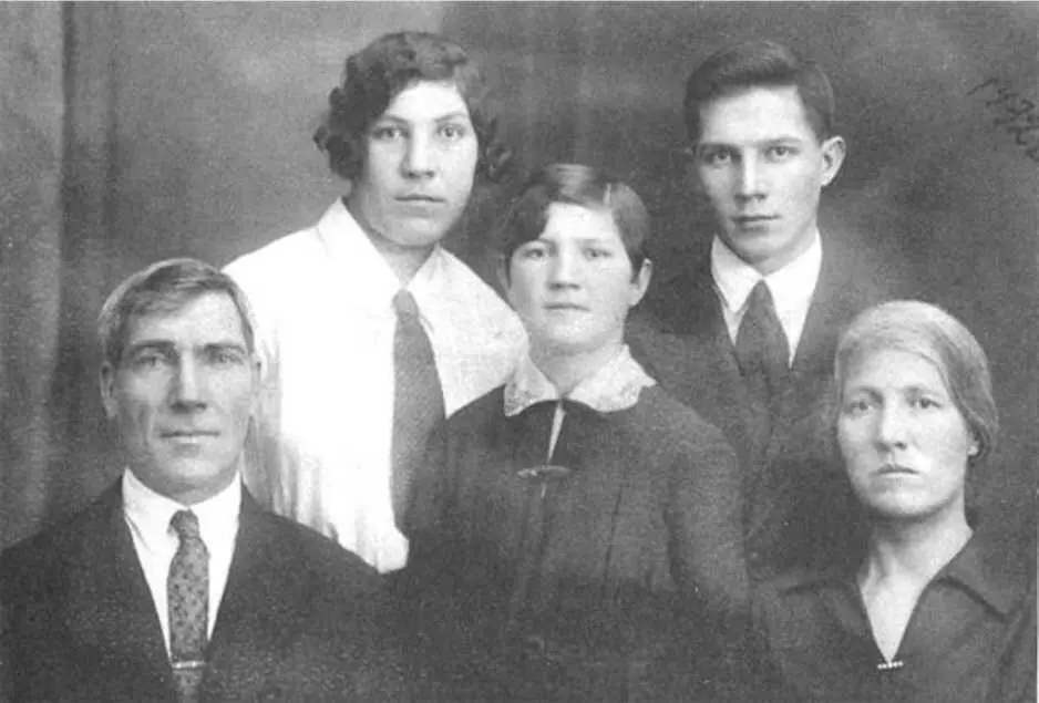 Семья АМ Гуськова отец Михаил Родионович сестры Анна Татьяна АМ - фото 1