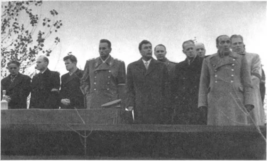 Байконур Октябрь 1960 г Члены комиссии ЦК КПСС на траурном митинге на - фото 19