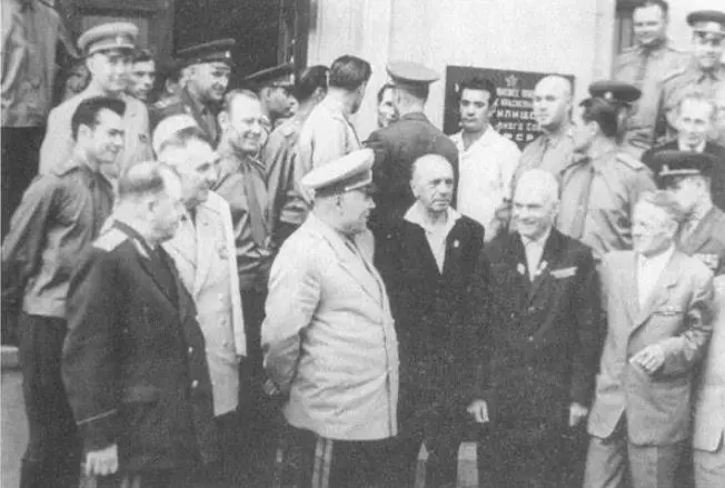 Министр обороны СССР Маршал Советского Союза РЯ Малиновский В первом ряду - фото 22