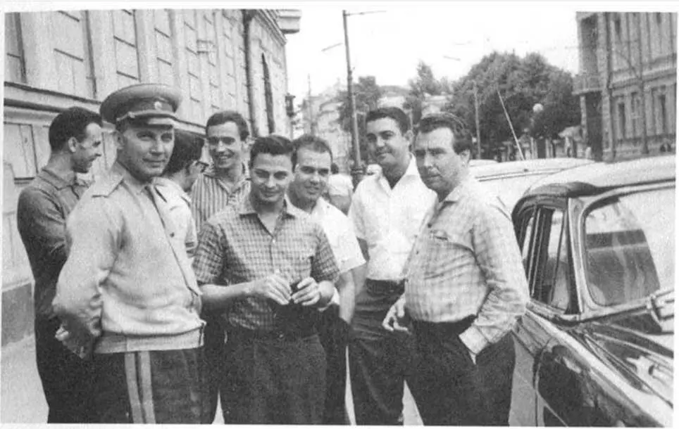 AM Гуськов с офицерами кубинских спецслужб Москва Июль 1962 г АМ - фото 26