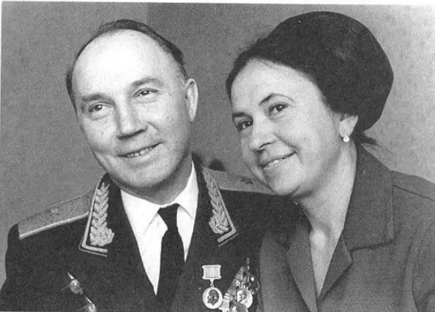 Анатолии Михайлович и Раиса Ивановна Гуськовы 1970 г - фото 41