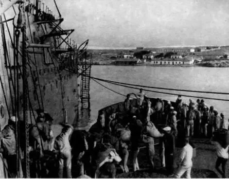 У борта Ростислава во время погрузки угля Определившееся использование - фото 19
