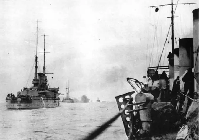 Ростислав во время обстрела турецкого порта Зунгулдак в 1914 г На первом плане - фото 55