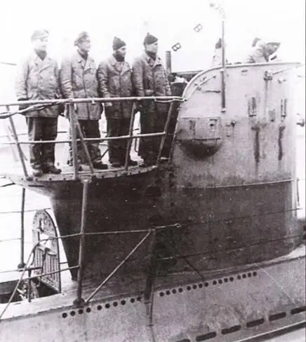 Члены экипажа U 18 командир оберлейтенант Фляйге после возвращения из - фото 102