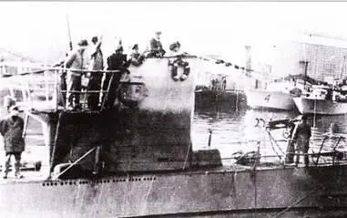 U 20 при возвращении в Констанцу из боевого похода летом 1943 г На лодке два - фото 103