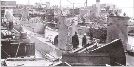 Несколько подлодок в восточном порту Хельголанда 4 февраля 1940 г Слева - фото 78