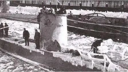U 21 входит в гавань Вильгельмсхафена после боевого похода 9 февраля 1940 г - фото 79