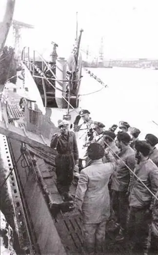 После возвращения U 138 в Лорьян 27 мая 1941 г экипаж на построении - фото 80