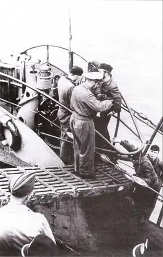 Командир U 141 оберлейтенант Шюллер на сходнях перекинутых к мостику рубки 26 - фото 81