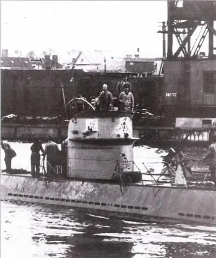U 137 командир оберлейтенант Вольфарт по возвращении в Лорьян U 58 - фото 82