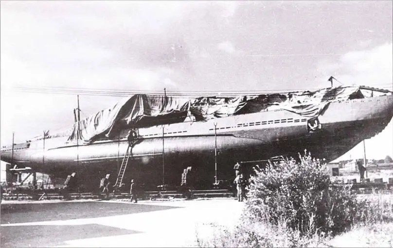 U 617 октября 1940 г на слипе в Лорьяне Подлодки производит своим видом - фото 84
