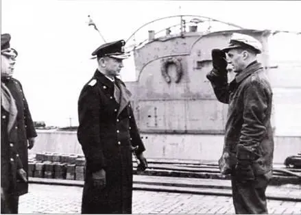 Командир U 61 оберлейтенант Остен докладывает контрадмиралу Дёницу по - фото 89