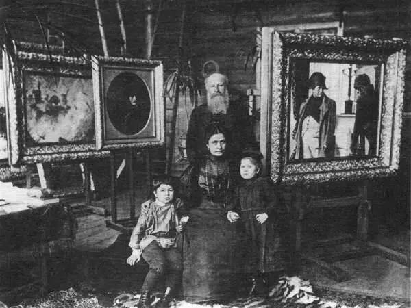 В В Верещагин в московской мастерской с женой и детьми Фотография начала XX - фото 218