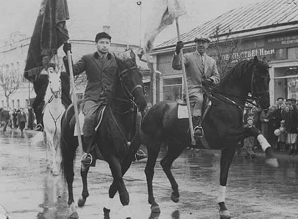 Октябрьский Парад в Звенигороде 1961 Испанский шаг демонстрирует на Памире - фото 25