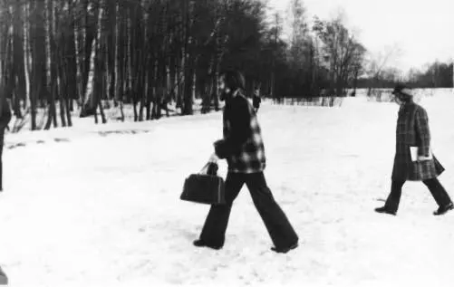 171 Никита Алексеев и Лев Рубинштейн участвуют в акции группы КД - фото 45