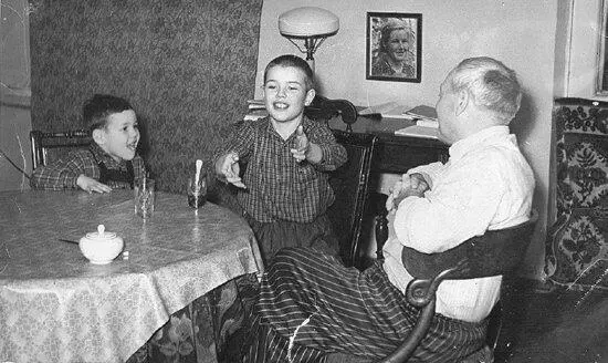 Вадим с младшим братом Мишей и дедом Б Н Делоне Москва Пятницкая - фото 4