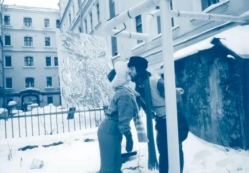 Свен и Эмма Гундлах во дворе дома в Фурманном переулке 1986 В то лето там - фото 50
