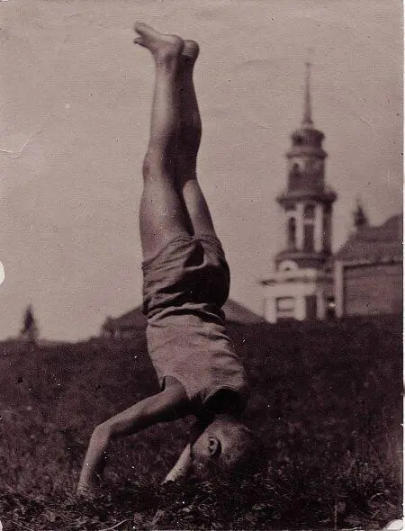 Неизвестный фотограф Без названия Стойка на голове Конец 1920х гг Именно - фото 34