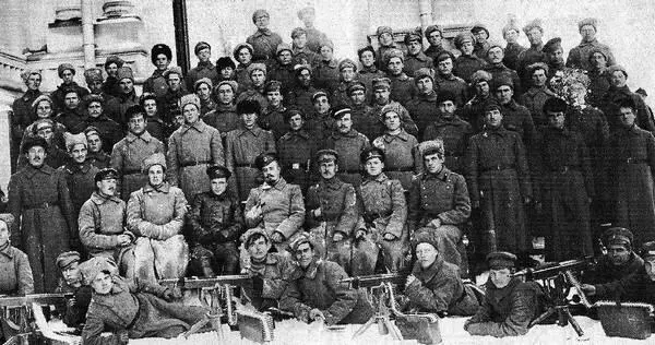 НН Казагранди сидит в центре среди бойцов 1го Ишимского полка 1918 или - фото 57