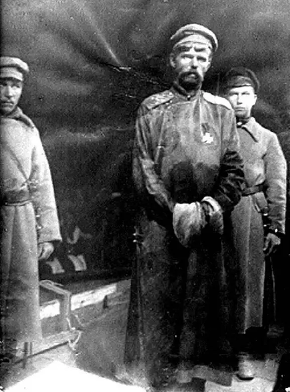 РФ УнгернШтернберг в плену 1921 г Из кн Легендарный барон неизвестные - фото 71
