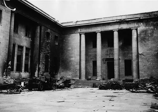 На этой фотографии 1945 года запечатлено здание новой Рейхсканцелярии - фото 10