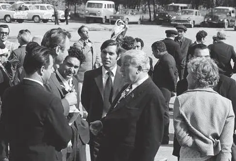 Празднование 60летия Расула Гамзатова Яков Козловский В центре - фото 42