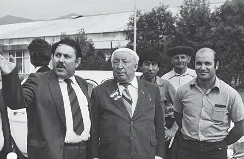 60летие поэта Александр Назаревич Константин Симонов Расул Гамзатов 1954 - фото 52
