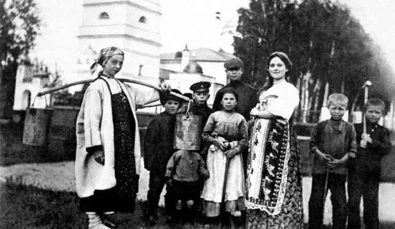 Есенин среди крестьян села Константиново 19091910 гг С двух лет был отдан - фото 6