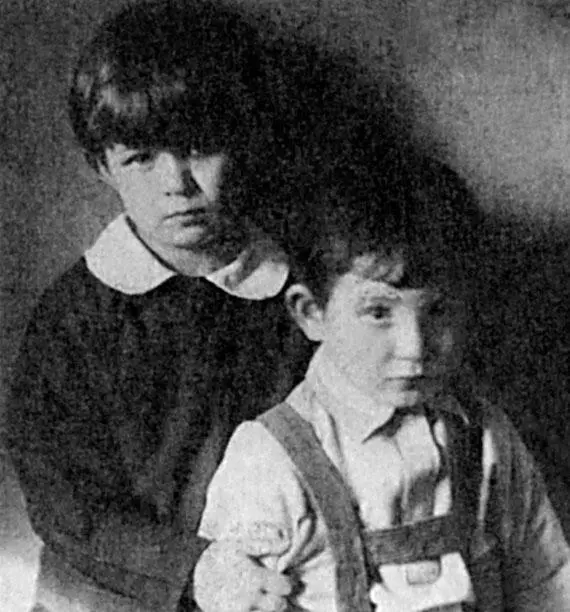 Дети Сергея Есенина и Зинаиды Райх Таня и Костя середина 1920 годов Мы - фото 22